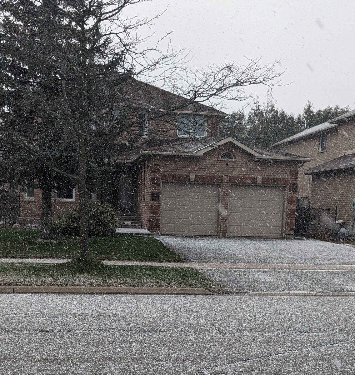 @StephenPunwasi Zoom in on this photo and you can really see the snow pellets. Springtime in Barrie.