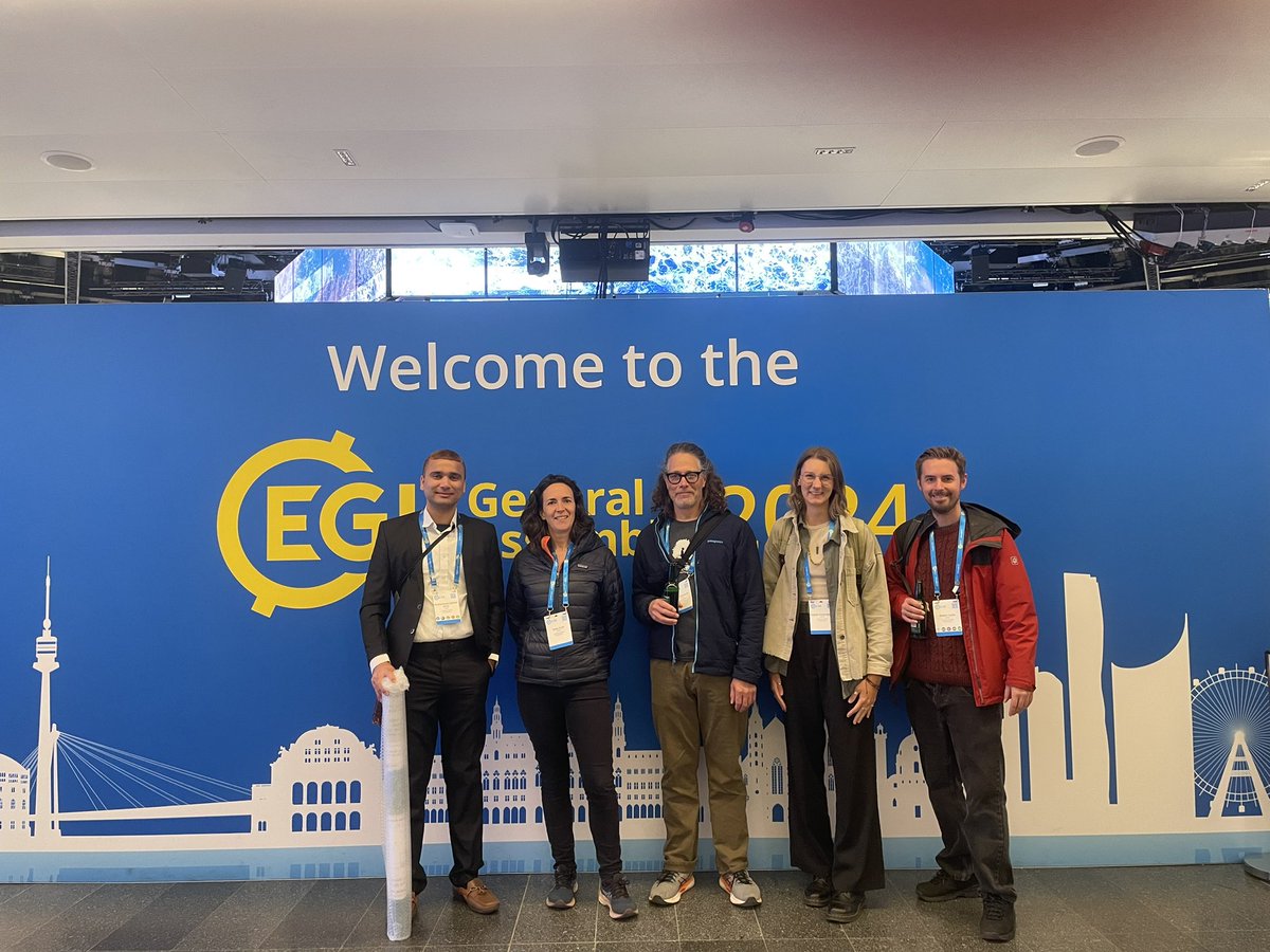DrCerfUK's tweet image. Finally @DrHollyCroft Lab members concluded #EGU24 with a group photo and a lab dinner in Vienna 🇦🇹 Very well done everyone on presenting the cutting edge research in Modelling plant productivity, water and carbon fluxes. #LiDAR #Drone @RobertCaine21 @RaoulBlackman @sophiatamar3