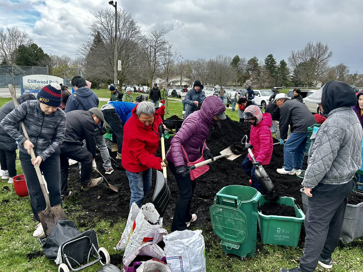 April showers bring May flowers! Thanks to our neighbours in Hillcrest Village for coming out to our first Compost Day at Cliffwood Park. 🌱🌷 Remember, we have another Compost Day happening tomorrow in Hobart Park at 11 AM!