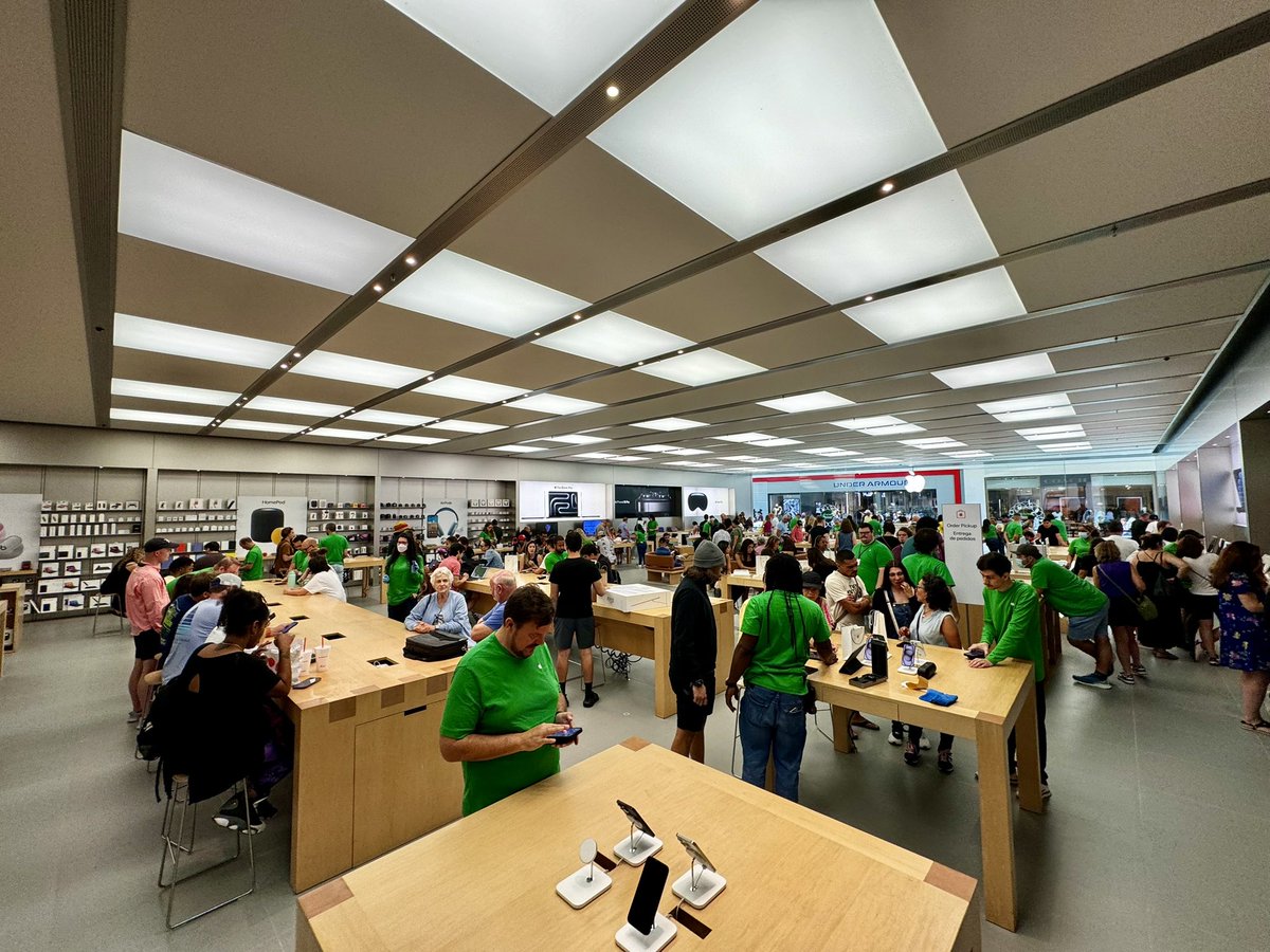 Apple Store at Millenia Mall, Orlando is packed!  Vision Pro try-ons in full swing, and FineWoven still FineWovening