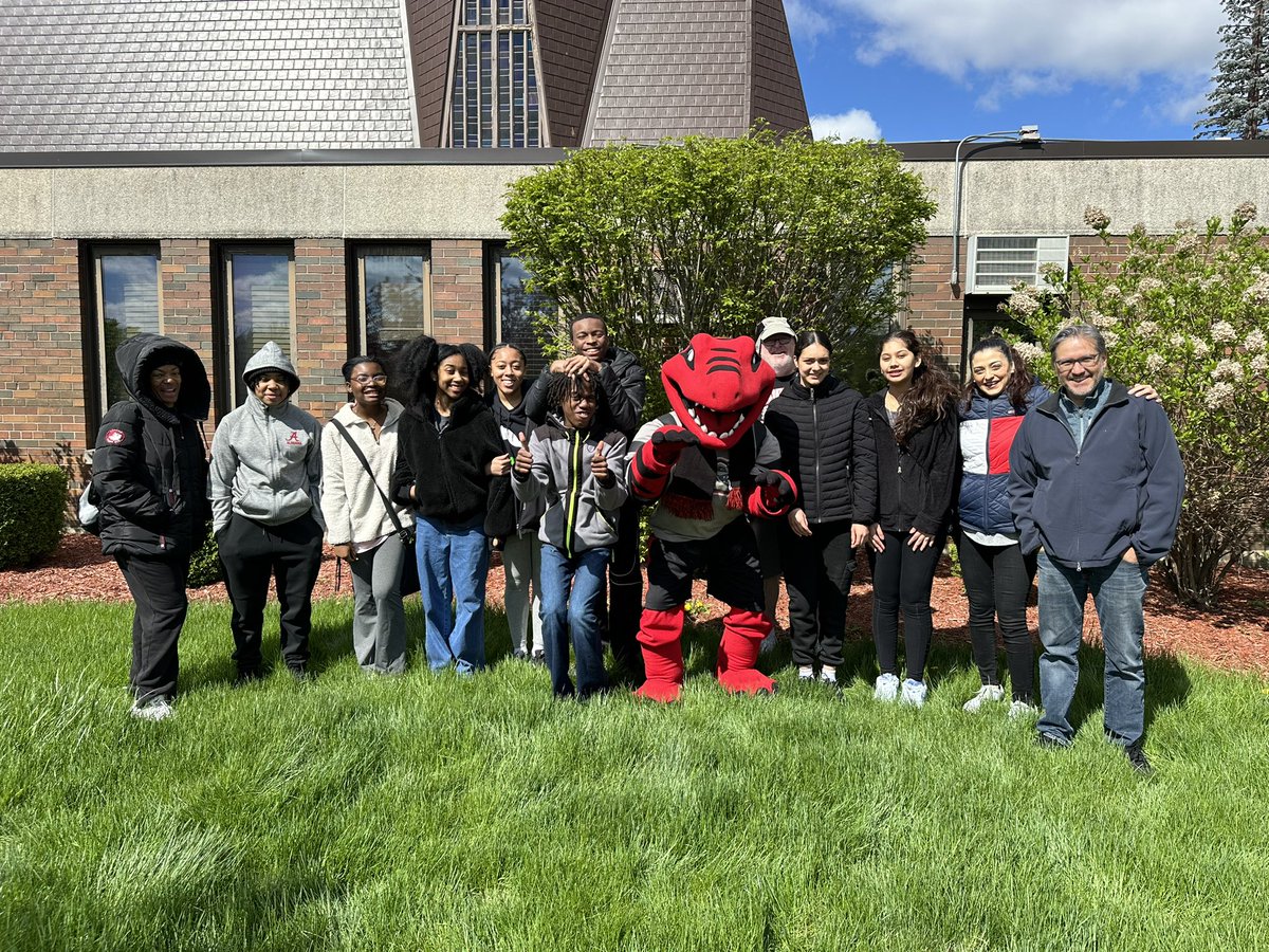 I got to serve at 3 of 7 sites for Spring Day of Service with @RichTownshipHS teams & clubs & more than 50 students. We earned our service learning hours! #StudentDayOfService @RTHS_Athletics @philboyte @RTHS_Poms_Dance @DrJohnnieThomas @MrV_history @GUNBY4