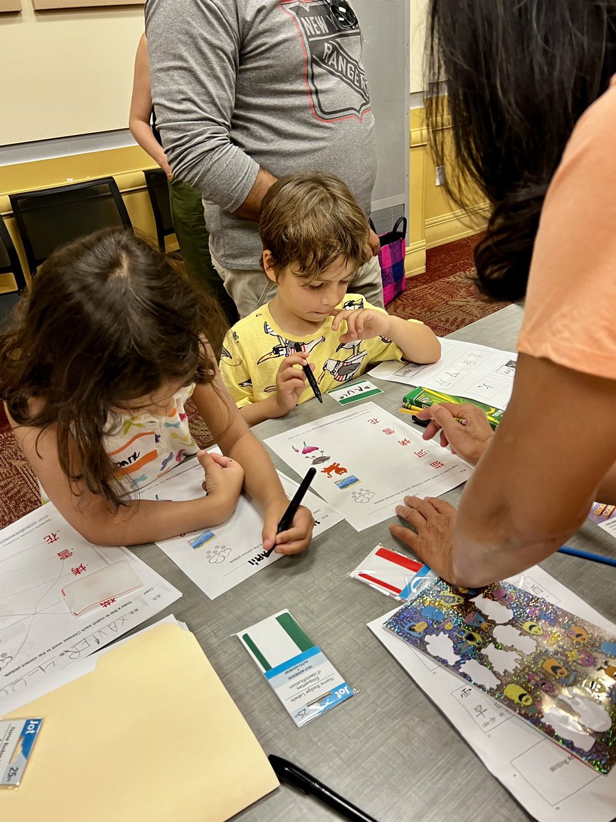Lots of learning happening this morning at the gulf gate library thanks to Sarasota Chinese Academy! #RemakeDays #SuncoastRemakeDays <a href="/SuncoastCGLR/">Suncoast GL Reading</a> <a href="/ThePattersonFdn/">The Patterson Foundation</a>