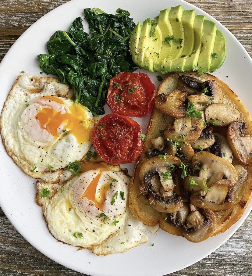 Low carb lunch 🥗🥚🥑🍄🍅🥫