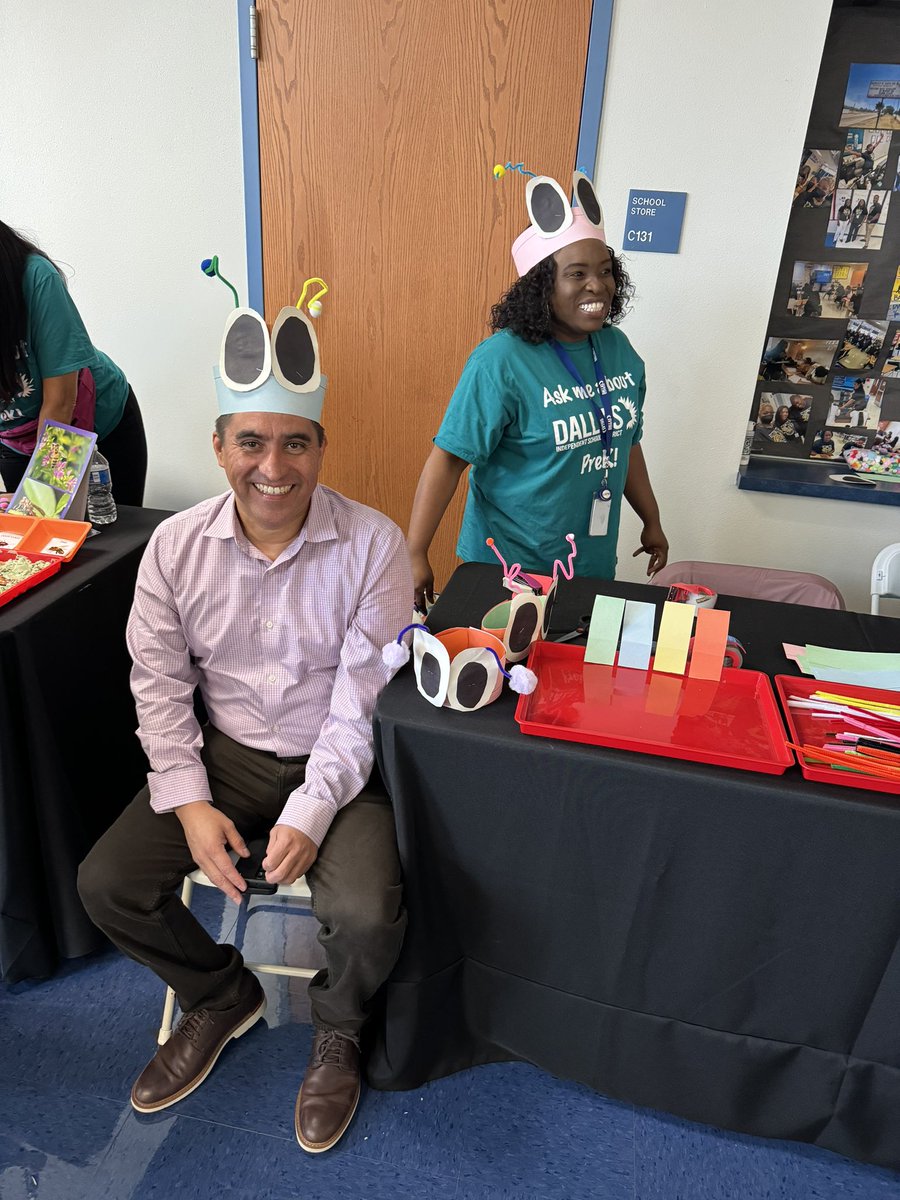 Thank you to @MRamirezDISD for stopping by and engaging with @ICanReadDallas and @dallasschools families @DrElenaSHill @Mo1Ramirez @MurilloDebbie1 @HildaCRobinson @Yvette_HIPPY @BEppsEducates