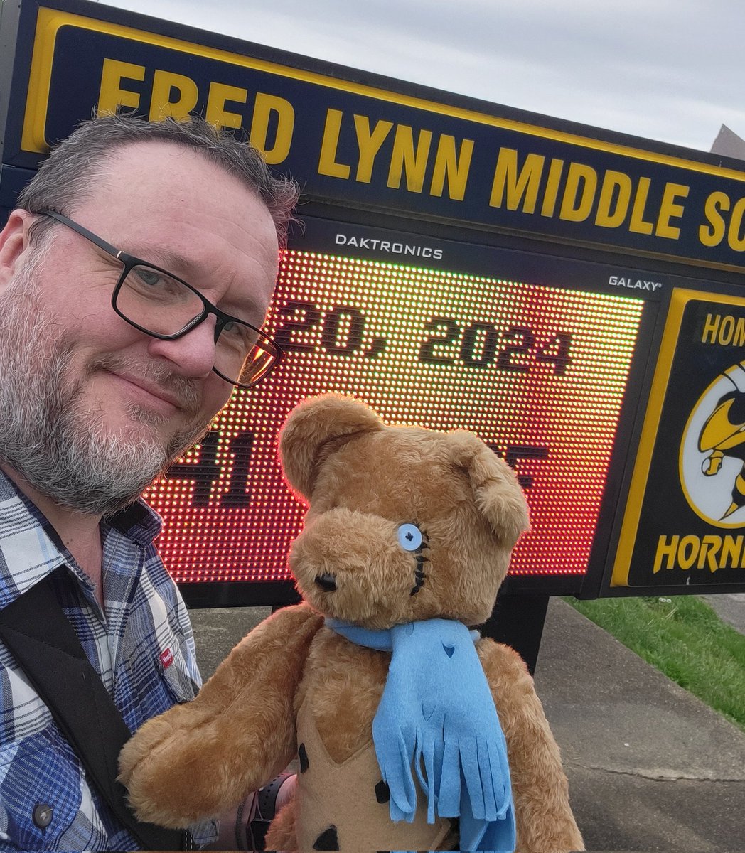 Books sold = new readers!

Thank you, Fred Lynn Comic Con, for being awesome thumbs 👍 

Adventures ahead!

#comics #comiccon #FredLynnComicCon
#letshuntmonstas