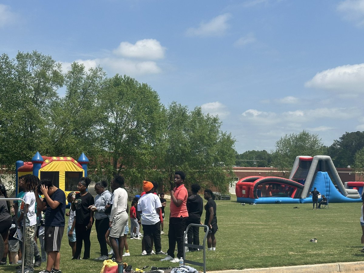 It’s a great day for a GA Milestones Family Festival at @ELMS_HCS These students are ready to show what they know! Remember that CONNECTIVITY impacts academic achievement and positive behavior! Great celebration today!