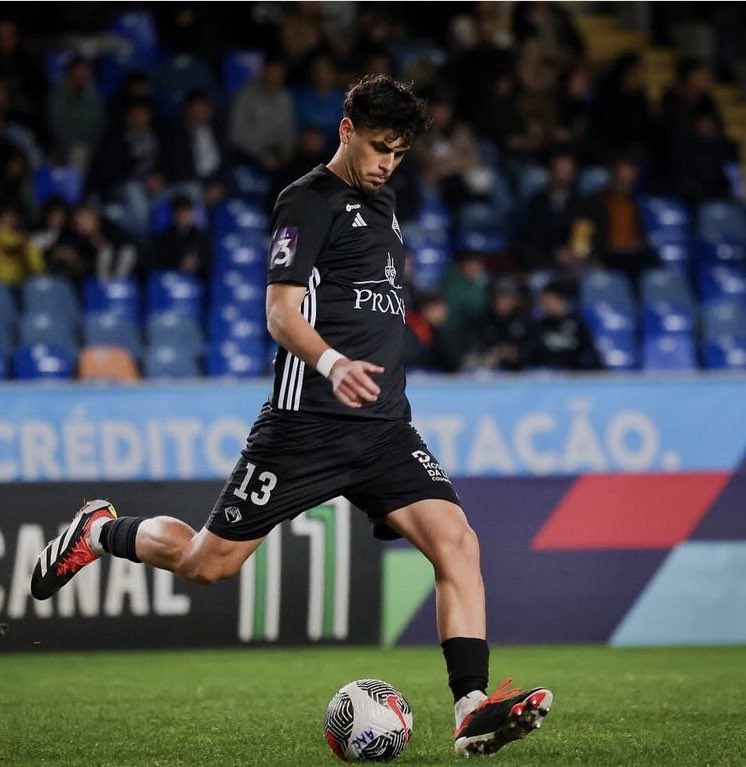 Não o vão ver a fazer corridas desenfreadas nem a impor o físico face a avançados fisicamente imponentes. Porquê? Porque não precisa. Tudo o que faz é cirúrgico e elegante. Já alguém descalçou as pantufas ao Diogo Amaro?