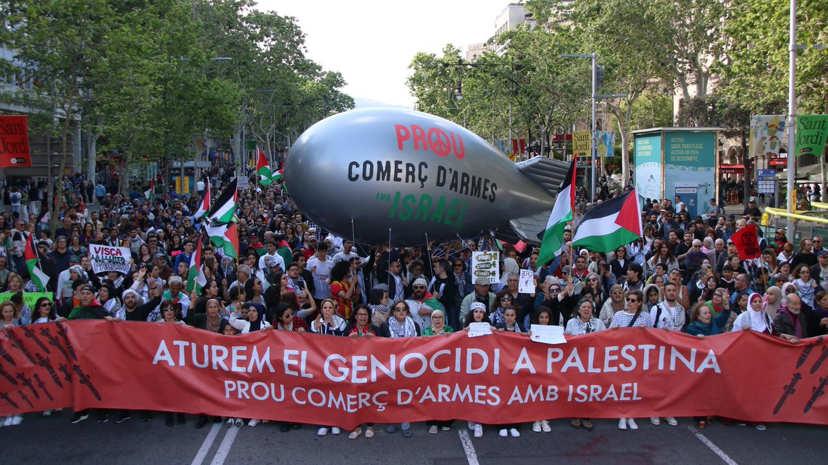 🇵🇸 Milers de persones surten al carrer a Barcelona contra el 'genocidi' a Palestina | @proucomplicitat #FreePalestine #StopArmesAmbIsrael ➕ Info: rtve.es/n/16069505