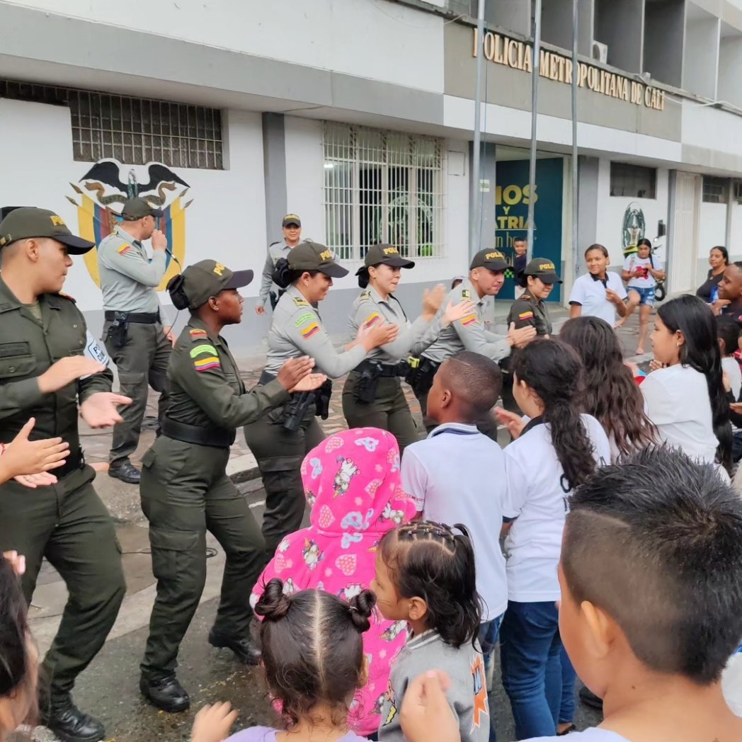 ApoyoCivil's tweet photo. La #RedDeApoyoCivil trabaja en el fortalecimiento de la confianza entre la comunidad y las instituciones que integran nuestra fuerza pública. Impulsando y apoyando actividades sociales, culturales y deportivas. Somos #GestoresDeConvivencia https://t.co/2pCsVeTu1Y