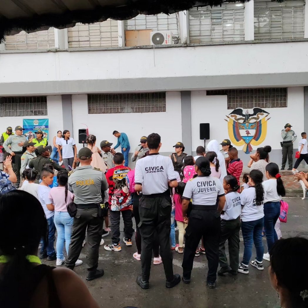 ApoyoCivil's tweet photo. La #RedDeApoyoCivil trabaja en el fortalecimiento de la confianza entre la comunidad y las instituciones que integran nuestra fuerza pública. Impulsando y apoyando actividades sociales, culturales y deportivas. Somos #GestoresDeConvivencia https://t.co/2pCsVeTu1Y
