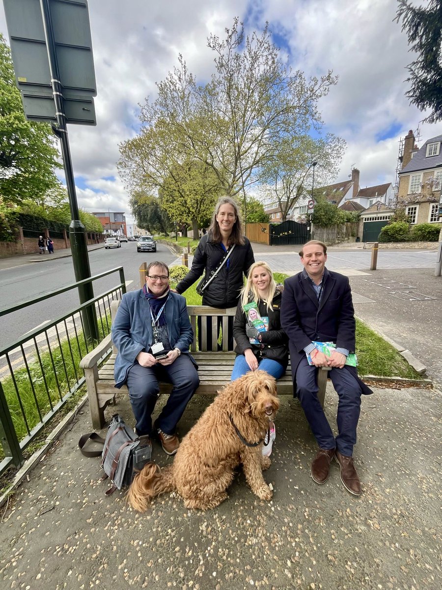 3️⃣2️⃣1️⃣ 📸 Three councillors, two candidates, and one Labradoodle, Strider. This is a special bench, placed in recognition of retired Hillside Cllr David Williams’ 45 years of service. David is an Alderman, Freeman of the Borough of #Merton, and Justice of the Peace! #Wimbledon