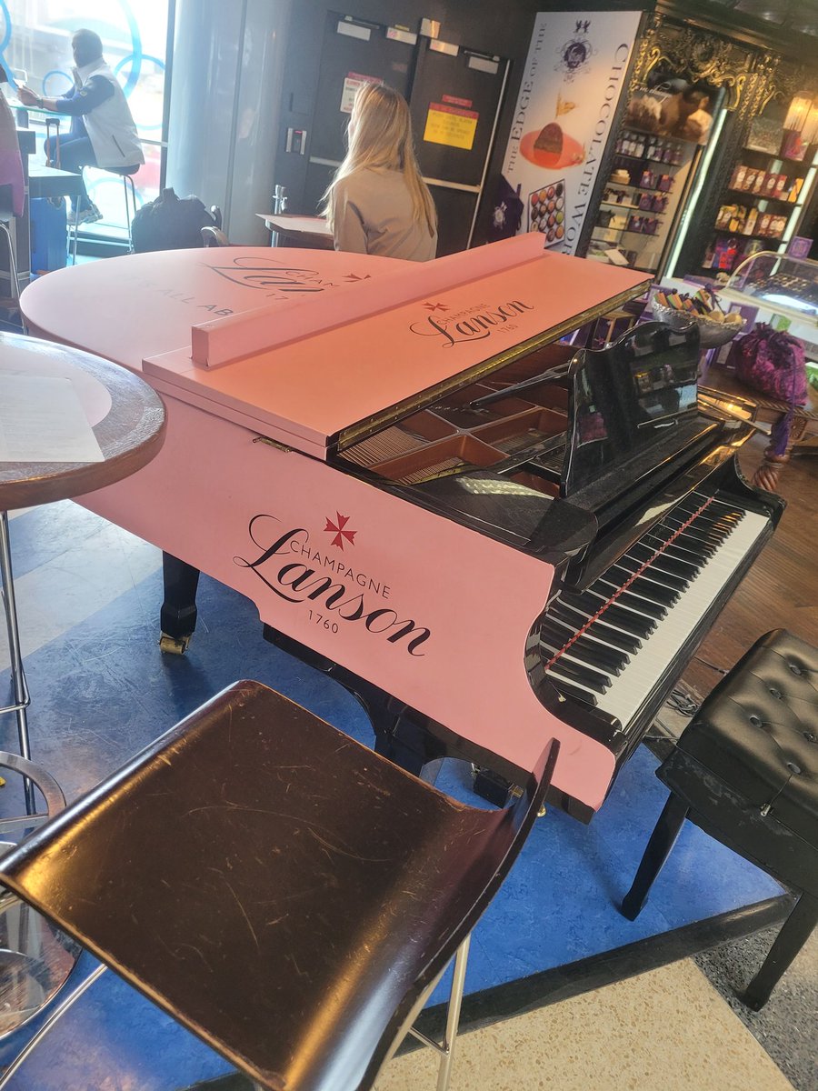 PINK #piano at the airport. 💓🩷💗 @ChampagneLanson 
(It is a Kimball piano, for those who care to know. I wonder if that was the inspiration for <a href="/mayemusk/">Maye Musk</a> to call her other son <a href="/kimbal/">𝙺𝚒𝚖𝚋𝚊𝚕 𝙼𝚞𝚜𝚔 🤠</a> 🤔