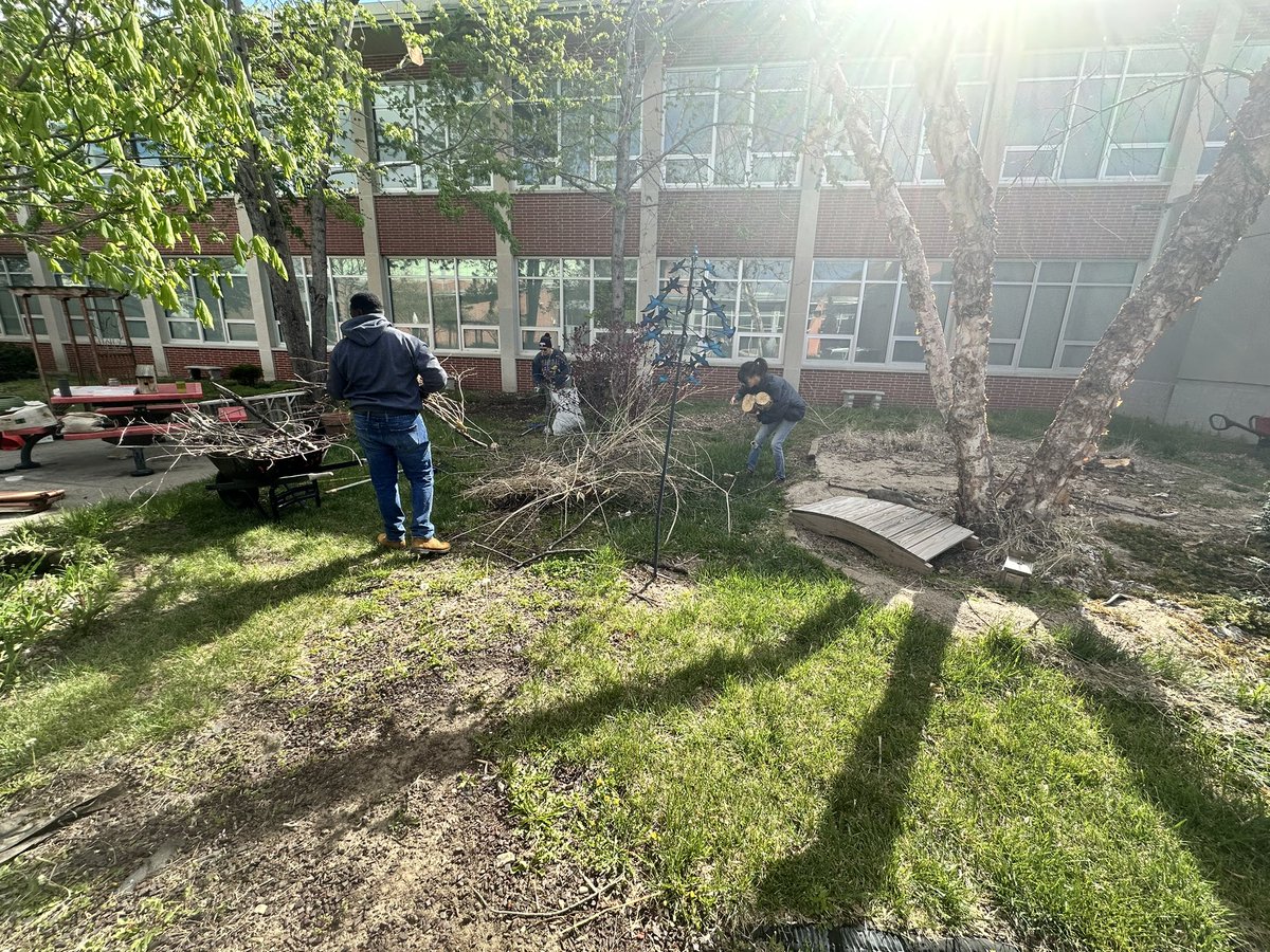 #KSTMproud of the Spring Clean Up crew - through the generous donations from some our Zoo Crew families - we built the foundation for the tortoises’ future enclosure wading pool and continued with the Courtyard clean-up!  It’s looking so fabulous! 🤩❤️ #OPSProud