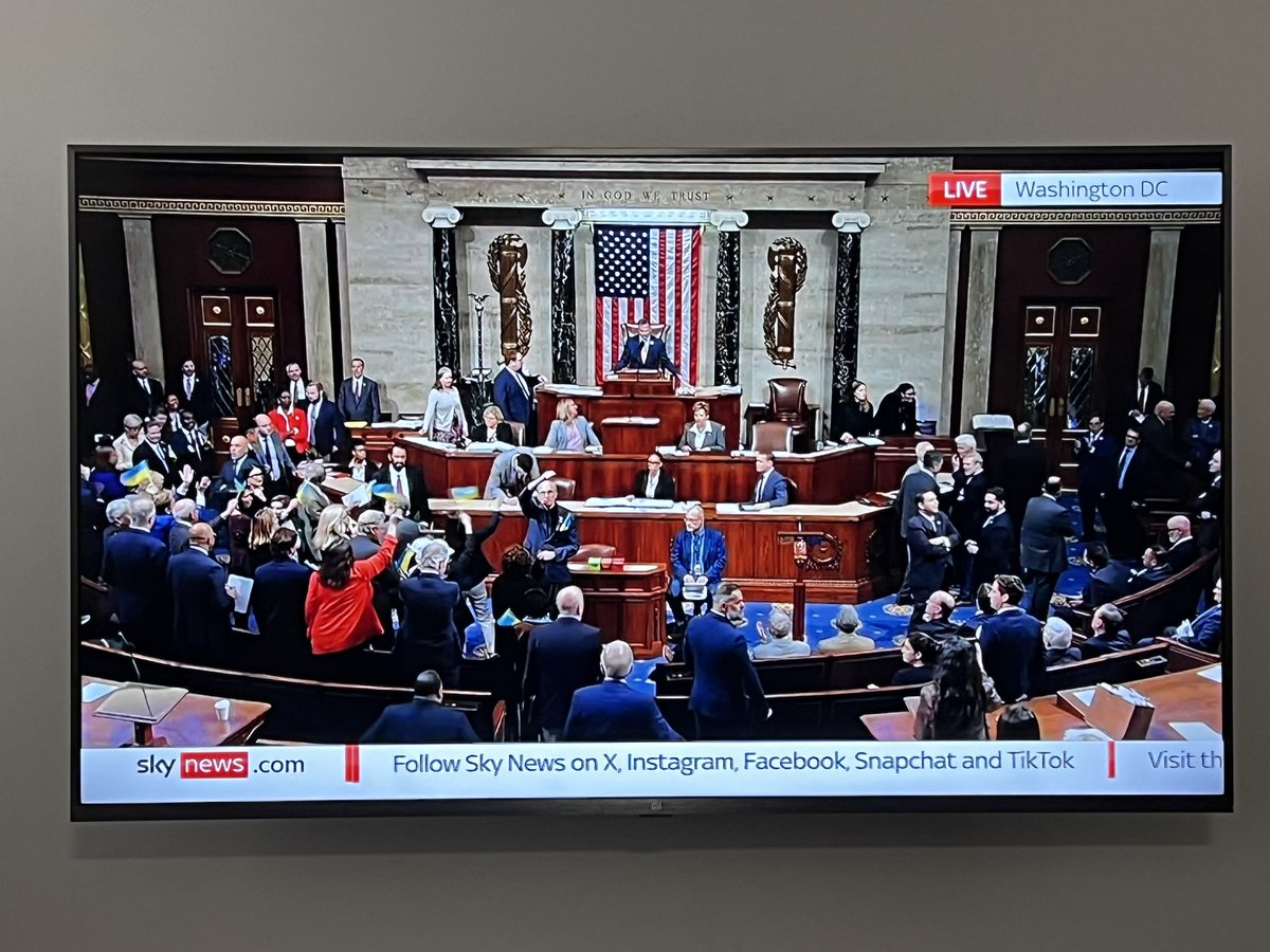 ⚡️🇺🇦 BREAKING: US HOUSE OF REPRESENTATIVES APPROVES $60 BILLION IN MILITARY AID FOR UKRAINE AFTER MONTHS OF DELAY BY FAR-RIGHT REPUBLICANS. Representatives waved Ukrainian flags and chanted “U-KRAINE!”