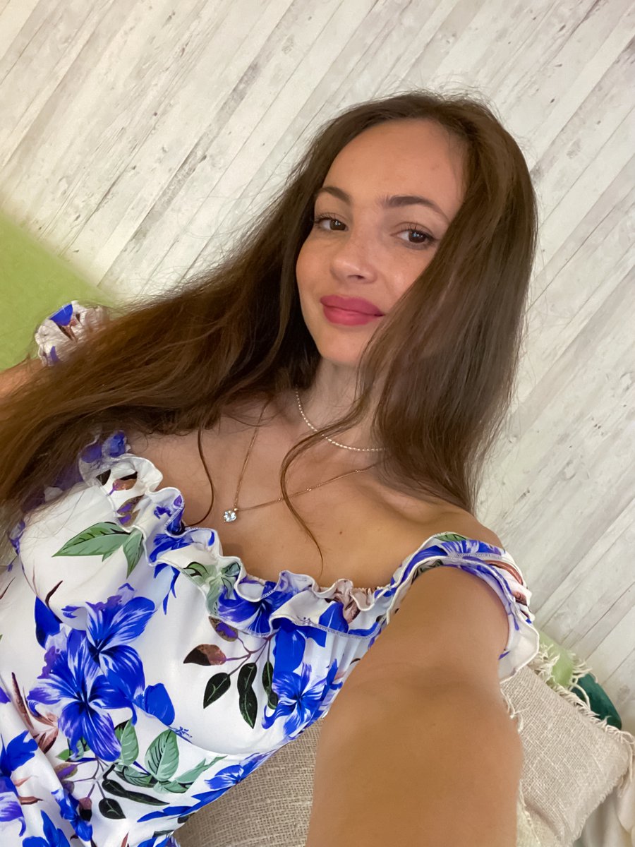 Hello guys, I am online💕

chaturbate.com/sunshine13_/

 I will try to post more here💙💙💙