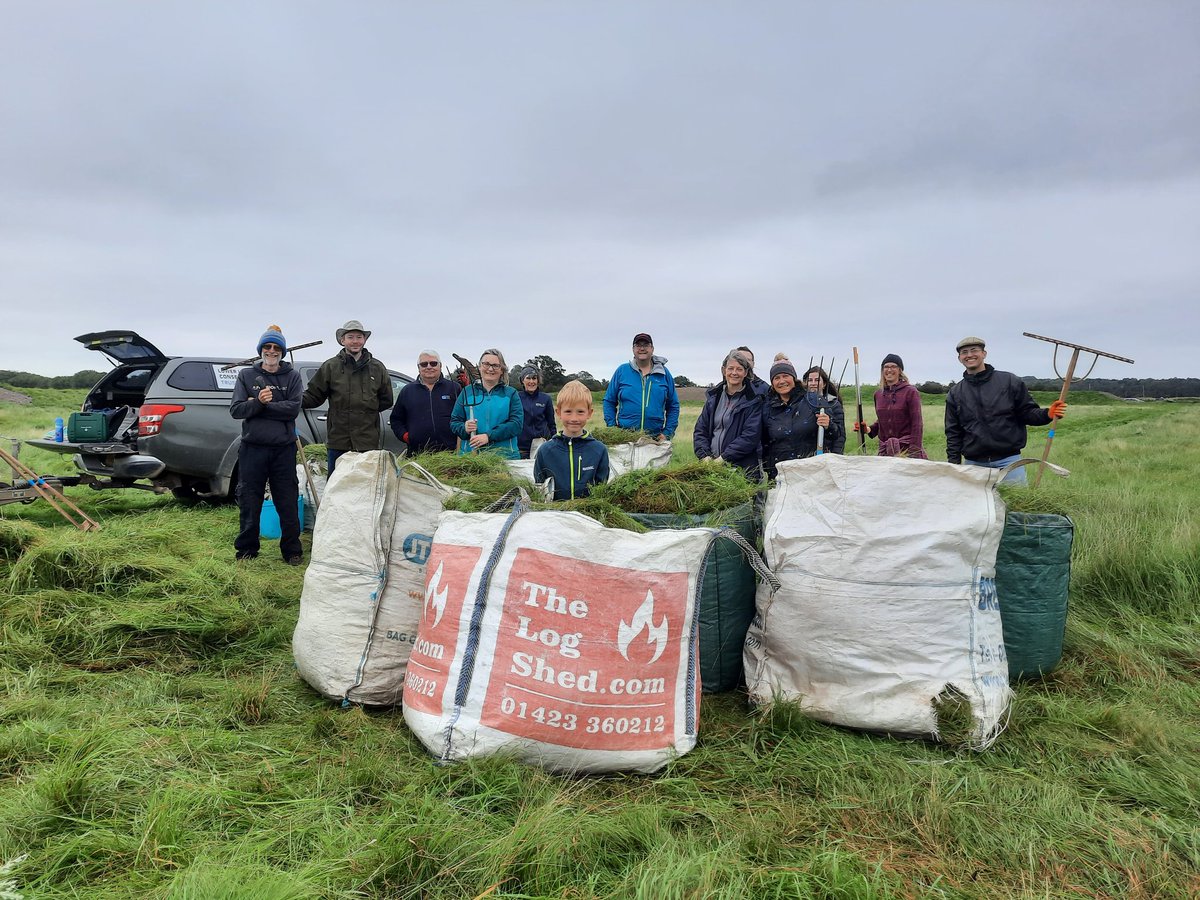 The Ure Connected project has trained volunteers in a range of skills, from species identification to hedge-laying. Their work is helping to restore habitats at @NosterfieldLNR and in the River Ure catchment area #VolunteerRecognitionDay Learn more: luct.org.uk/blog/2023/11/2…