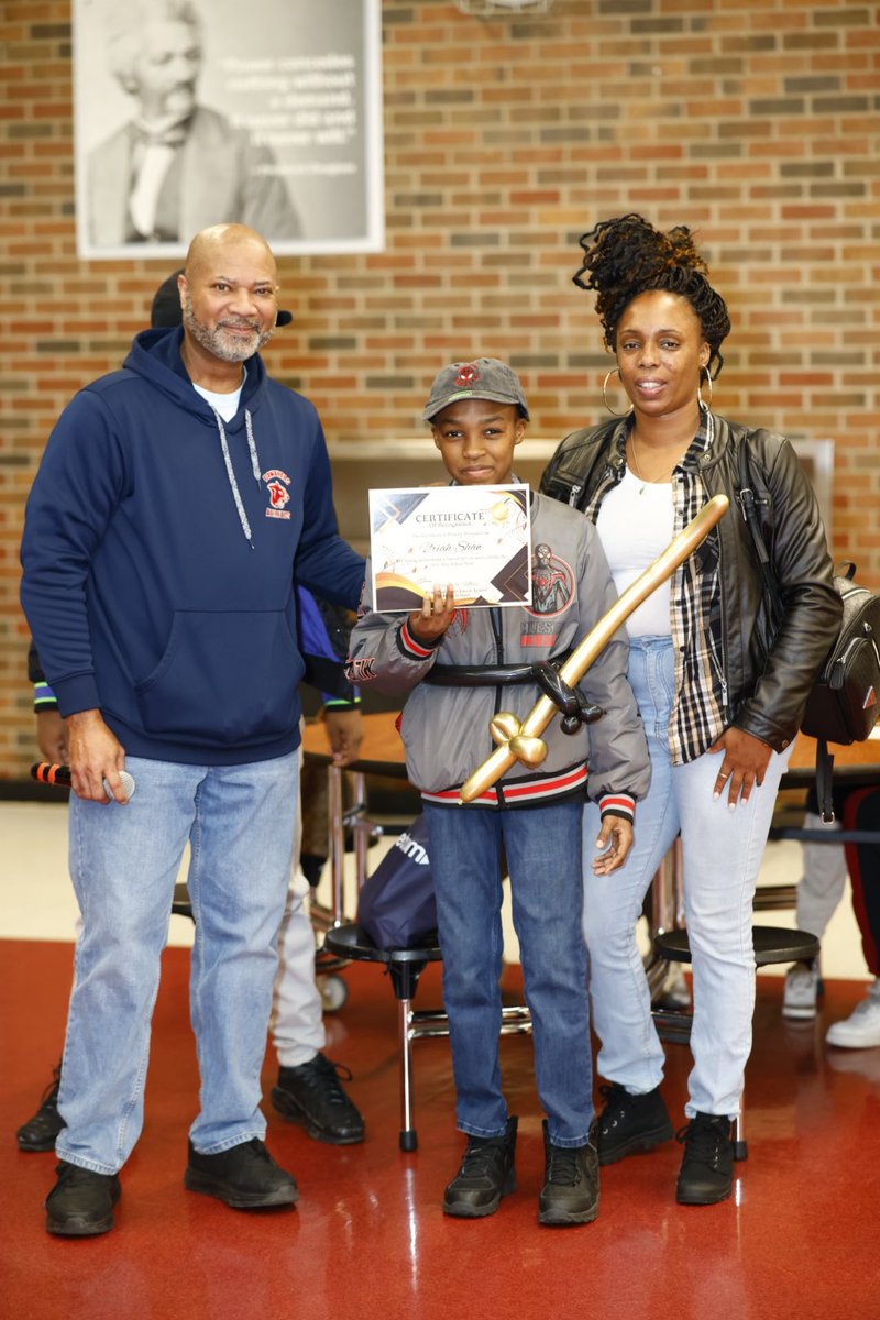 rsmoore5567's tweet photo. Dreary outside, but a great turnout for Saturday Family Academy. Over 20 local agencies and vendors lined the hallways with information to help strengthen families financially. Amazing performances and recognizing our students with 95%+ attendance.  #ONERCSD #Douglass https://t.co/TciNxZERt7
