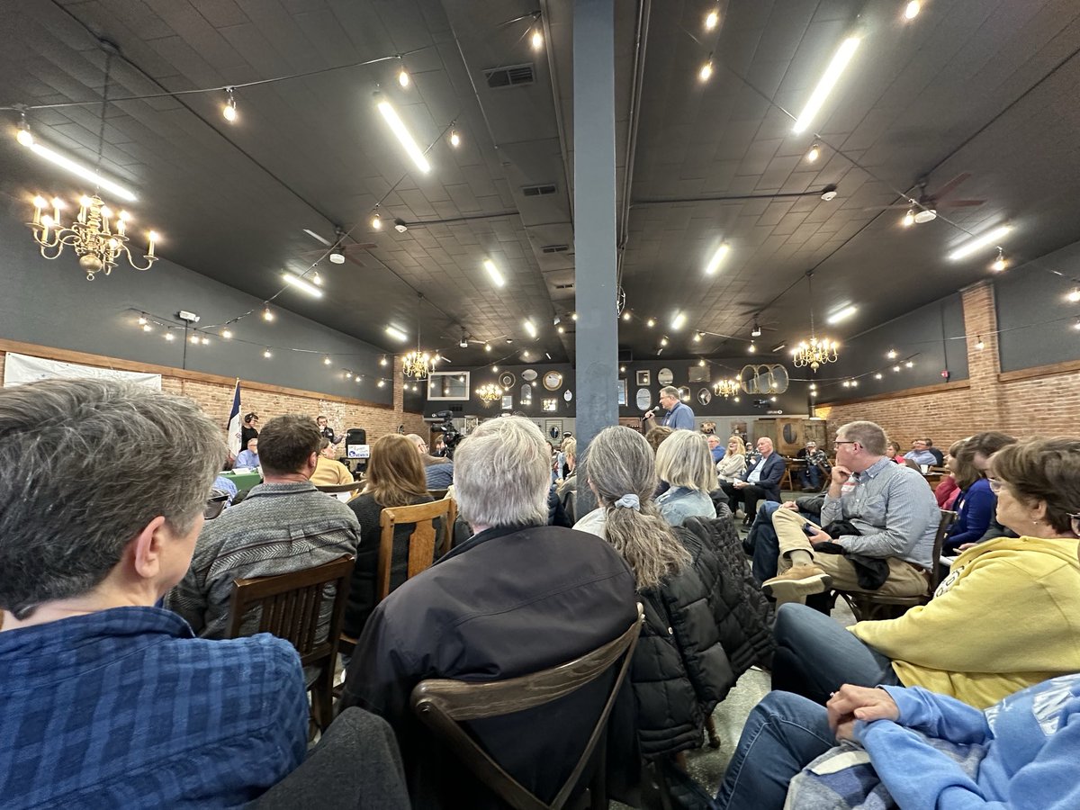 Thank you ⁦@linakhanFTC⁩ for coming to listen to the stories of Iowans on a chilly Saturday morning. She gets it. She’s one of the people who gives me hope.