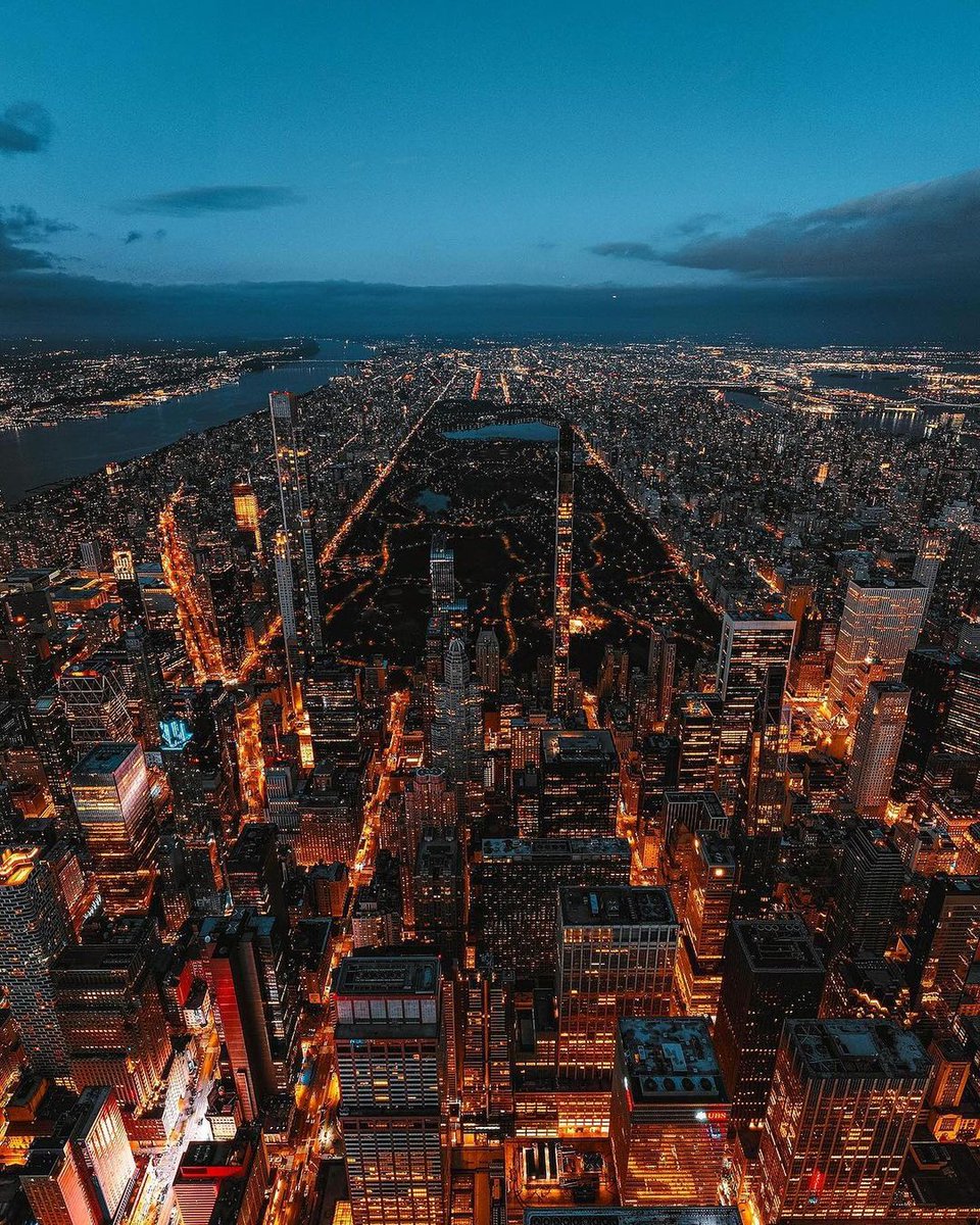 Capturing the bustling energy of New York City after dark! 🌃
.
.
#usalove #usa #america #iloveusa #usapatriot #americandream #americanstyle #motivation #americanlife #americanfreedom #usacity #usacitys #nature #newyork #usacouple #usalover #love #california #americancity