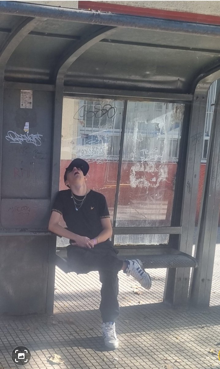 El chofer del 168 se canso de llamarlo para que suba...