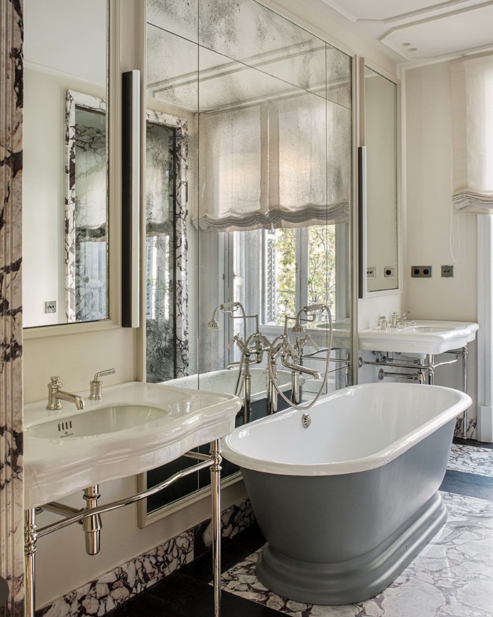 Part of a complete home renovation, this bathroom space by Estudio Maria Santos is exudes an exquisite charm.

#Credit @drummonds_uk

l8r.it/cAhN

#luxurybathroom #marblebathroom #marblewalls #freestandingbathtub