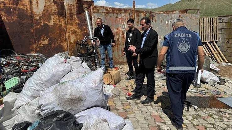 BABA BELEDİYE KOMPLE YOK! 31 Mart seçimlerinde Ağrı'nın Patnos ilçesinde belediye başkanı seçilen Abdulhalik Taşkın isyanlarda. Günlerdir zabıtalarla ve gazetecilerle birlikte çevre hurdalıklarda belediyenin envanterindeki araçların izini sürüyor. Zira Taşkın'ın koltuğu…