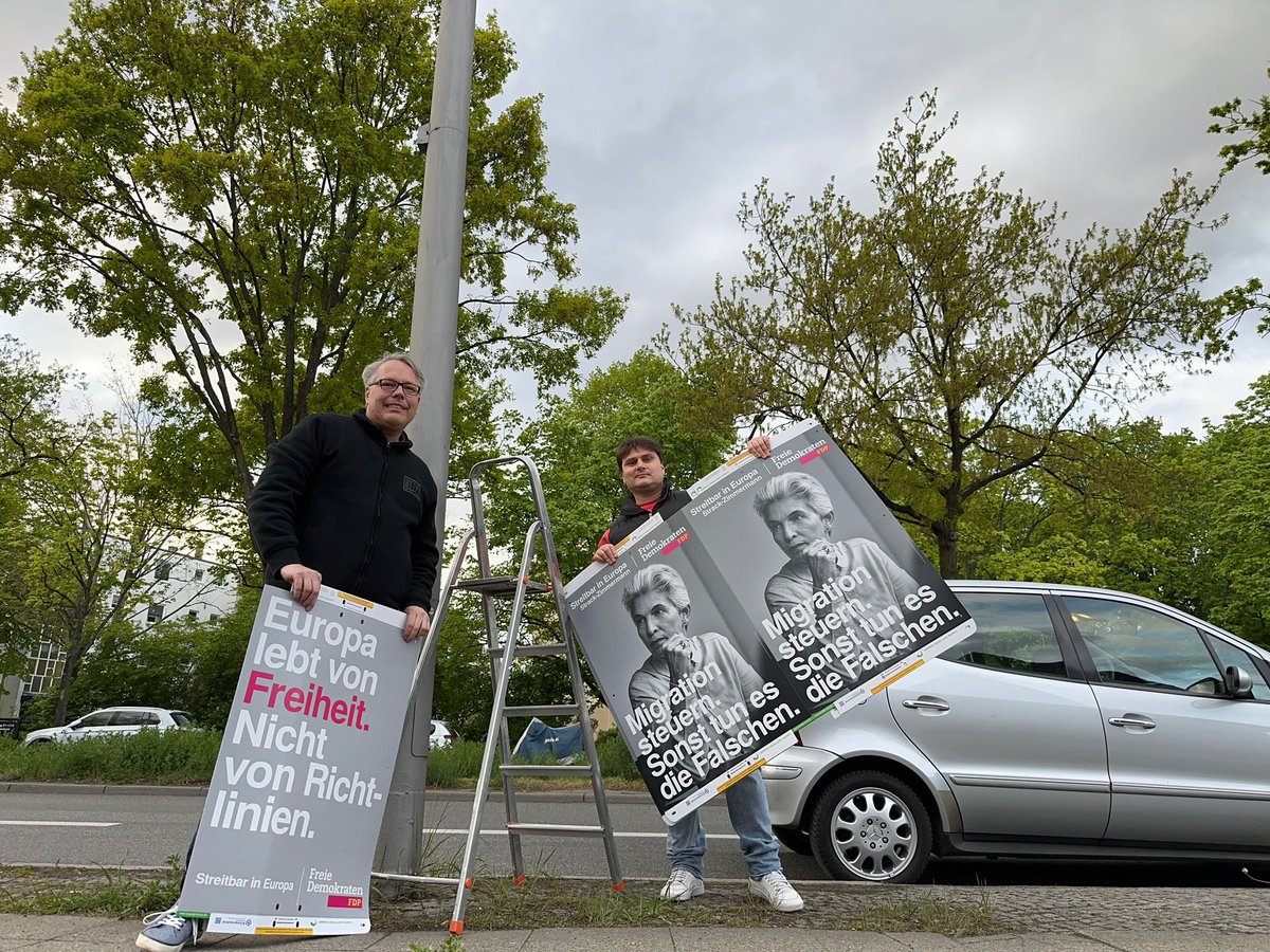 In u.a. #Neukölln stehen die Zeichen schon auf #Europa|wahlkampf. Plakatierung kurz vor Beginn. 👍 Wie morgen um 15:00 mit #FDP-Spitzenkandidatin @MAStrackZi und unserer #Berlin|er Kandidatin @AssjaEvg am Salzufer. @fdp #streitbarineuropa #Demokratie #Freiheit #Sicherheit