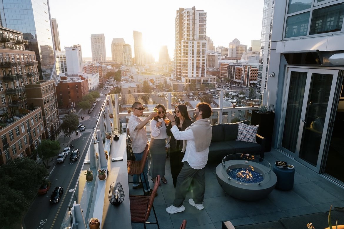 Now open! Borrego Kitchen & Cocktails is Downtown's newest rooftop hotspot at Hotel Indigo, featuring stunning skyline views of Petco Park, shareable bites, and expertly crafted cocktails. A new go-to for picturesque rooftop experiences! 🍾 📸: @borregorooftop