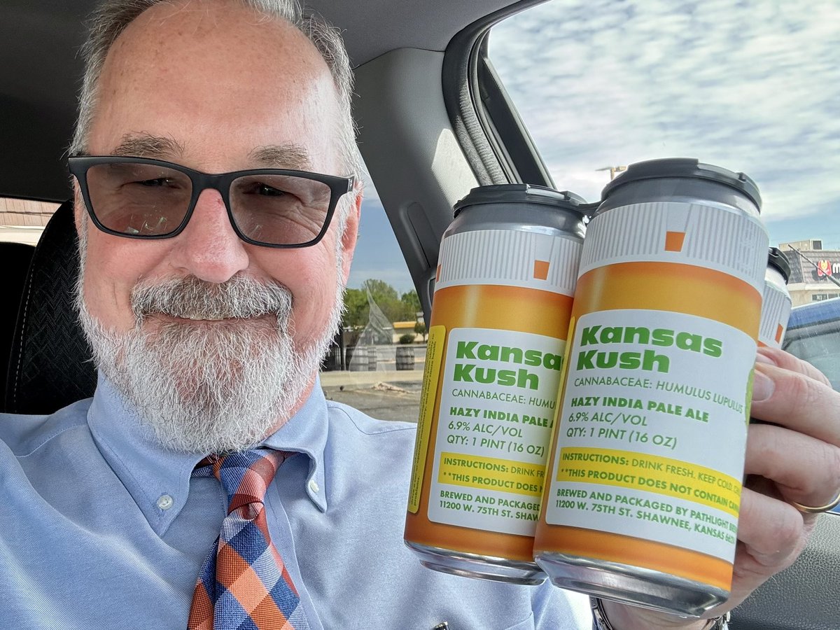 CMoneyKS's tweet photo. Happy 4/20! Had a gig this morning then stopped to buy some KS KUSH Hazy and West Coast styles. Got a lot to do yet today but will definitely be cracking at least one of each tonight. #PathlightBrewing https://t.co/nrO0vMFNXj