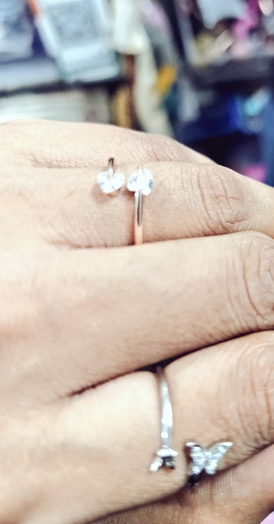 rashmi_hd's tweet photo. ನೀರಿನಲ್ಲಿ  ಅಲೆಯ ಉಂಗುರ, ಮನ ಸೆಳೆದ ನಲ್ಲ ಕೊಟ್ಟನಲ್ಲ ಕೆನ್ನೆ ಮೇಲೆ ಪ್ರೇಮದುಂಗುರ. 

#ring #fancywear #fashion #shopping. https://t.co/cwbLNKJzpN
