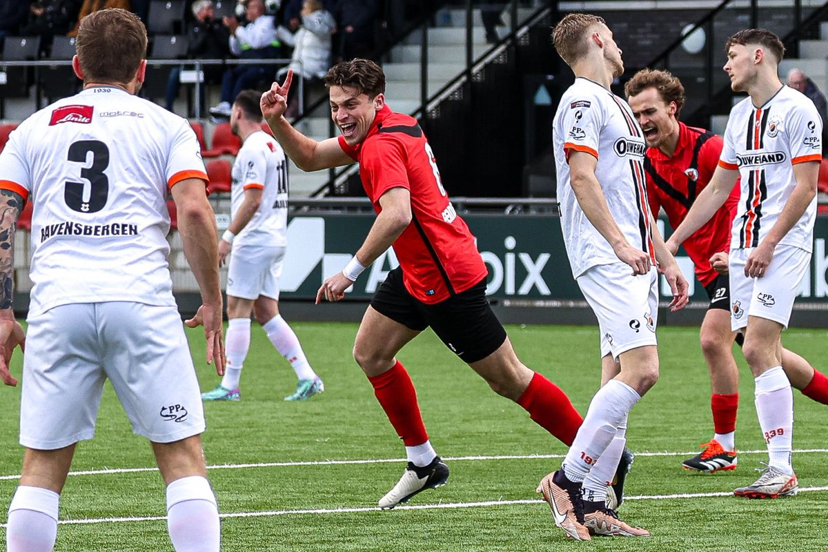 AFC_Amsterdam's tweet photo. AFC wint thuis tegen Katwijk.
In minuut 7 was het Benninga wat de score opende. 8 minuten later kwam AFC via een eigen goal op een 2-0 voorsprong. Na rust kwam Katwijk terug tot 2-1. In de slotminuten werd het zelfs 2-2. De Mooij wist kort daarna de eindstand te bepalen, 3-2. https://t.co/4ED06QfHM8