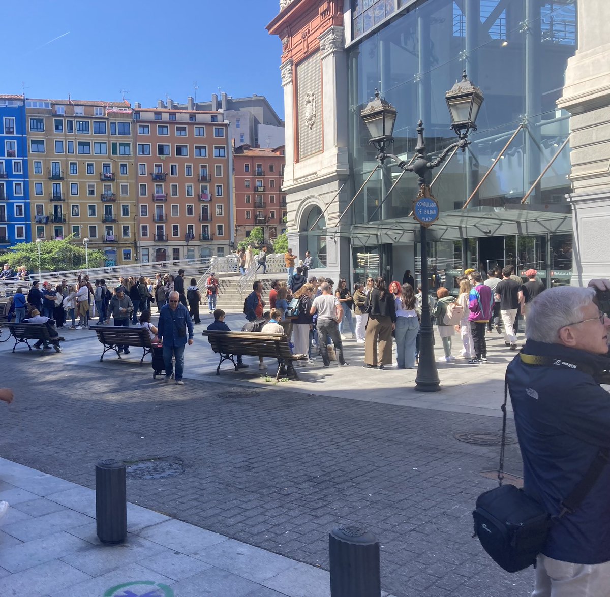 unaimr's tweet photo. Una mañana de un sábado de abril cualquiera, 5 free tour en las puertas del Mercado de la Ribera. Pronto el mercado ya no será el mismo, el Casco será un museo y la ciudad la habremos perdido. En otras ciudades ya ha pasado. Por qué no lo paramos? https://t.co/qWySFSA8vh