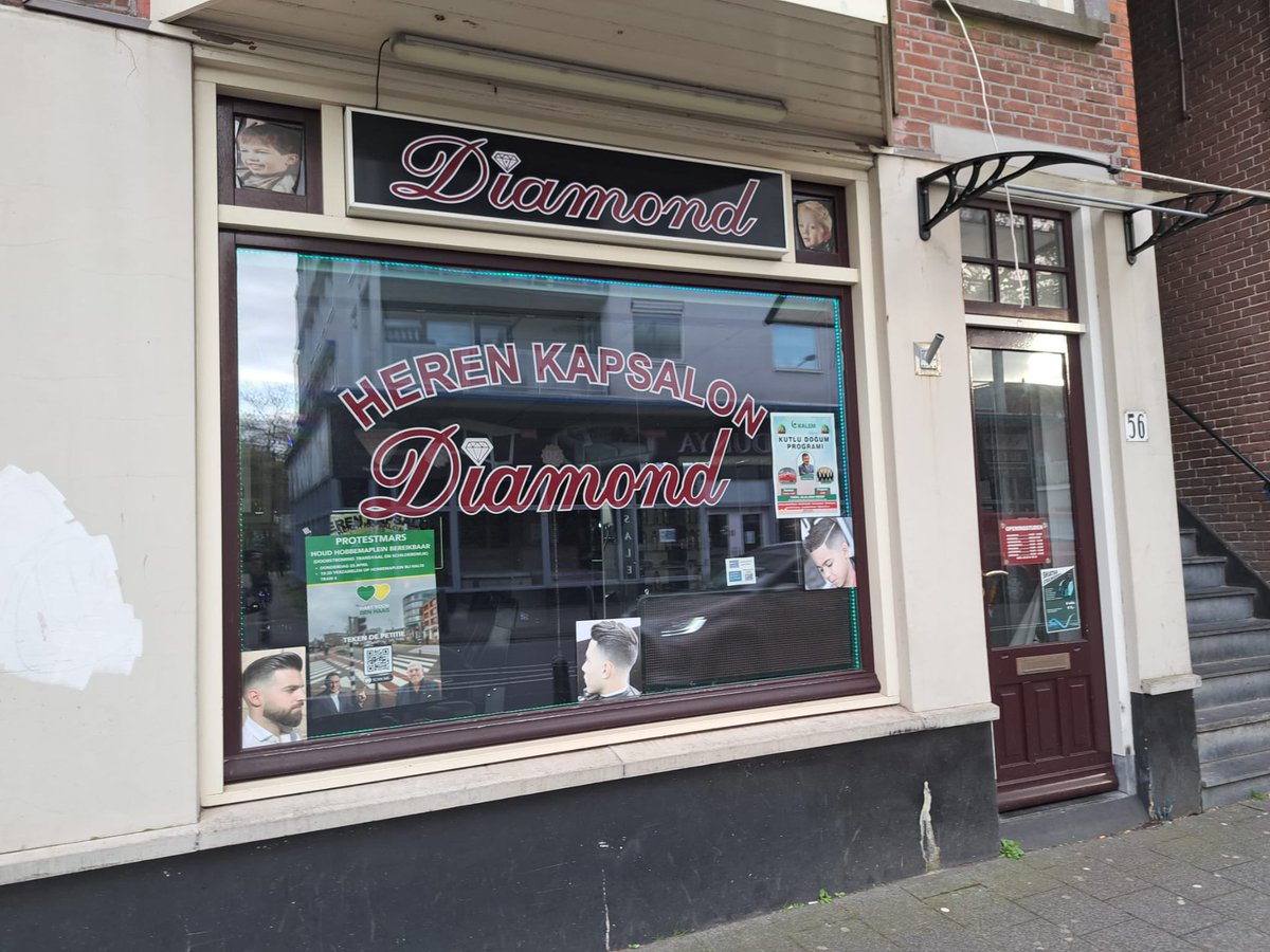 Overal in de straten in #Transvaal wordt verzet aangetekend tegen:
- het autoluw maken van het #Hobbemaplein;
- het afsluiten van de #Kaapstraat;
- en het weghalen van de doorstroming op de #Hoefkade en de #Parallelweg. 
Kom demonstreren donderdag: hartvoordenhaag.nl/hart-voor-den-…