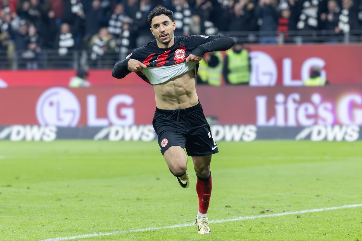 🦅 Omar #Marmoush, top signing for @Eintracht last summer. He arrived as a free agent. ➡️ 11 goals and 6 assists this Bundesliga season. Very good performance against Augsburg last night. Contract valid until 2027. ➡️ SGE have received inquiries for the 25 y/o striker.