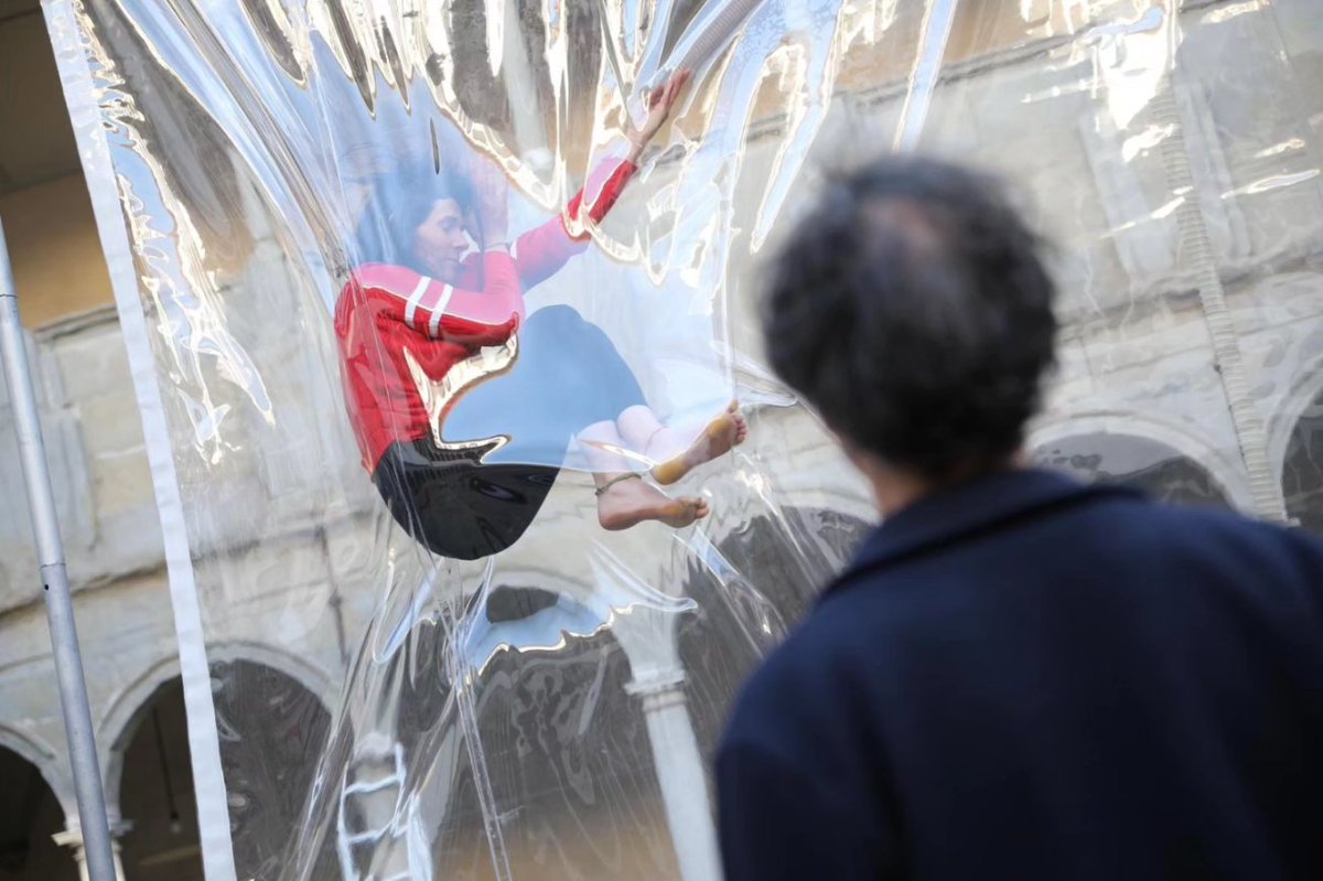 SismografOlot's tweet photo. Aquesta tarda de dissabte de #Sismògraf ha estat ben carregada!

Alguns de vosaltres us heu envasat al buit amb Lawrence Malstaf 🙌

🤸‍♀️ El Firal Petit s’ha omplert per veure circ amb ‘Lemniscate’.

💭 Hem visitat un museu distòpic a El Torín.

El dia encara no s’ha acabat! 🌱 https://t.co/189aPM4vT8