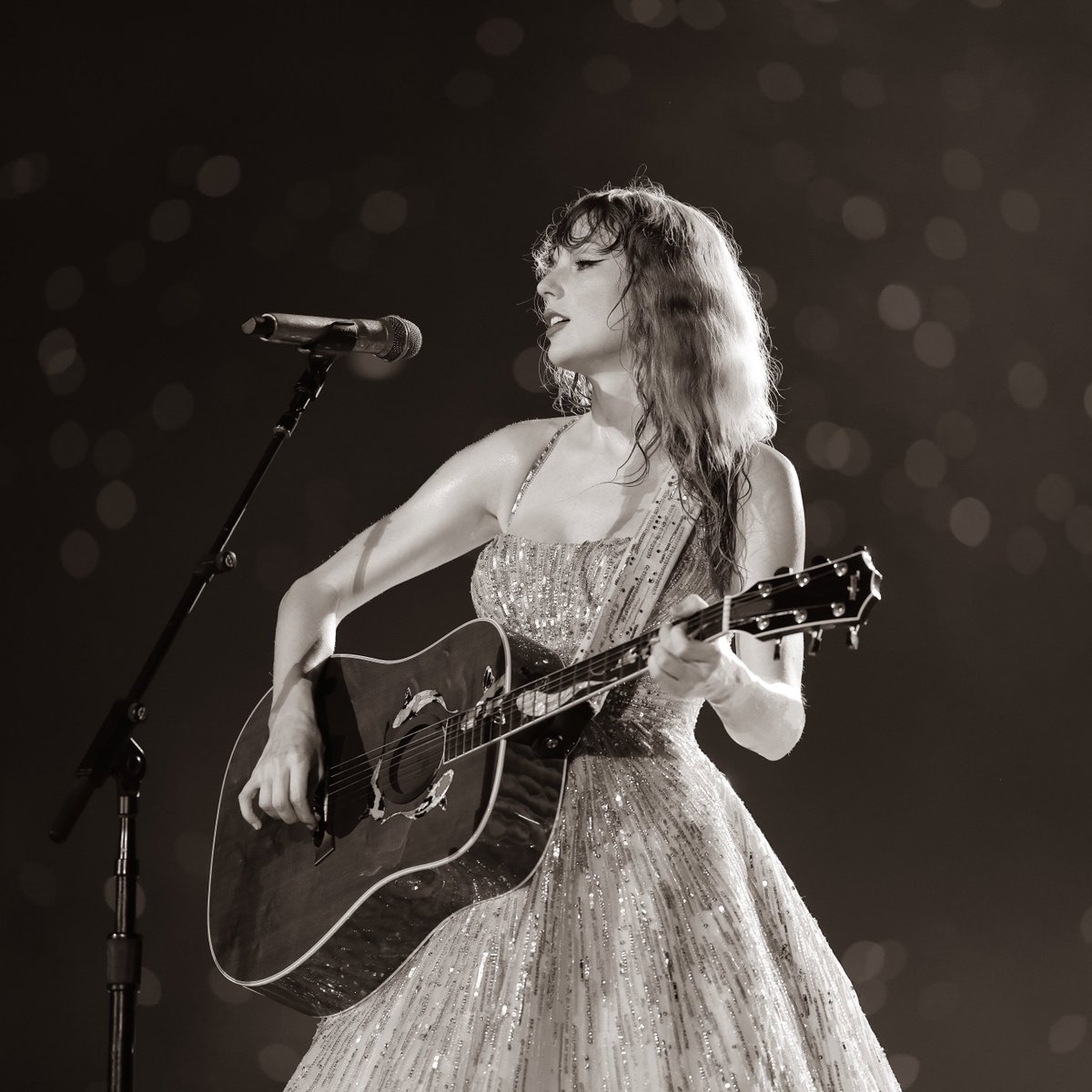 chartdata's tweet photo. Taylor Swift officially breaks her own record for biggest streaming day for any artist in Spotify history, with 380 million listens across her catalog on April 19.

No other artist has reached 200 million. https://t.co/2BhRwhwHqk
