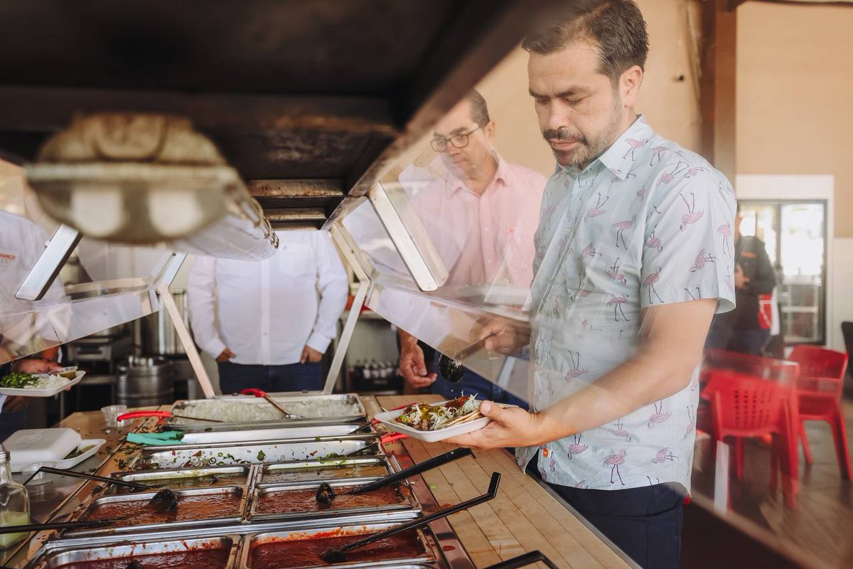 Uno de cabeza, dos de lengua, una quesadilla y uno de frijolitos. Los tacos de “El Chino” son garantía en Hermosillo.