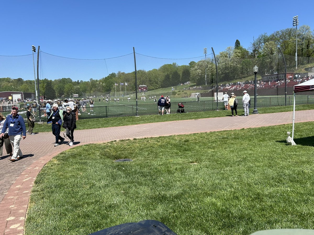 GREAT first half by @roanokemlax on @RoanokeCollege #alumniweekend 💪🏻 10-4 over Macon. FINISH!!! @RCmaroons