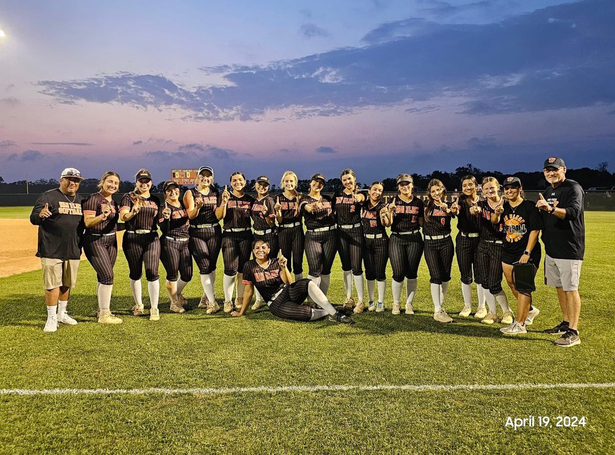 Co-District Champs for the first time since 2011!! So proud of these girls, this team, and all we have accomplished! Can’t wait for playoffs next week!!! @KristiMalpass @96bearkat16 @16UAcademy @bombercoach