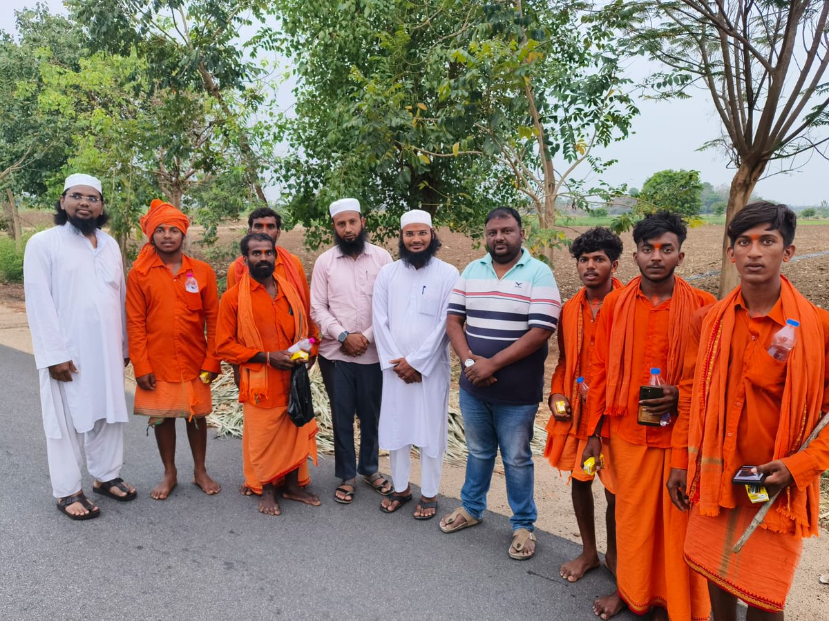 MuftiMoiz's tweet photo. Jagtial Dist 
  Jamiat Ulama Dist General Secretry Mufti Moiz shaamzi, Hafiz Zahid, MD Rise Azharuddin from Met Palli town were providing cold drinks to Hindu brothers who was going to visit anjaneya swamy of kundagatu 
 @ANI @revanth_anumula @RahulGandhi @ravishndtv @OfficeofUT https://t.co/ha1FFVjpst