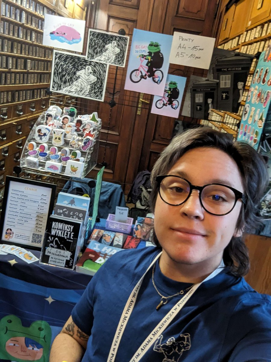 BogdanisM's tweet photo. Because reading is what? Fundamental! Dlatego wbijajcie do @Biblioteka_UAM na Poznański Festiwal Sztuki Komiksowej! Znajdziecie nas na piętrze w sali Katalog. Siedzimy dziś i jutro, między 9 a 17!
#pfsk #pfsk2024 #komiks #PolskieKomiksy #comics #comicartist https://t.co/Pim7S9L3Iv
