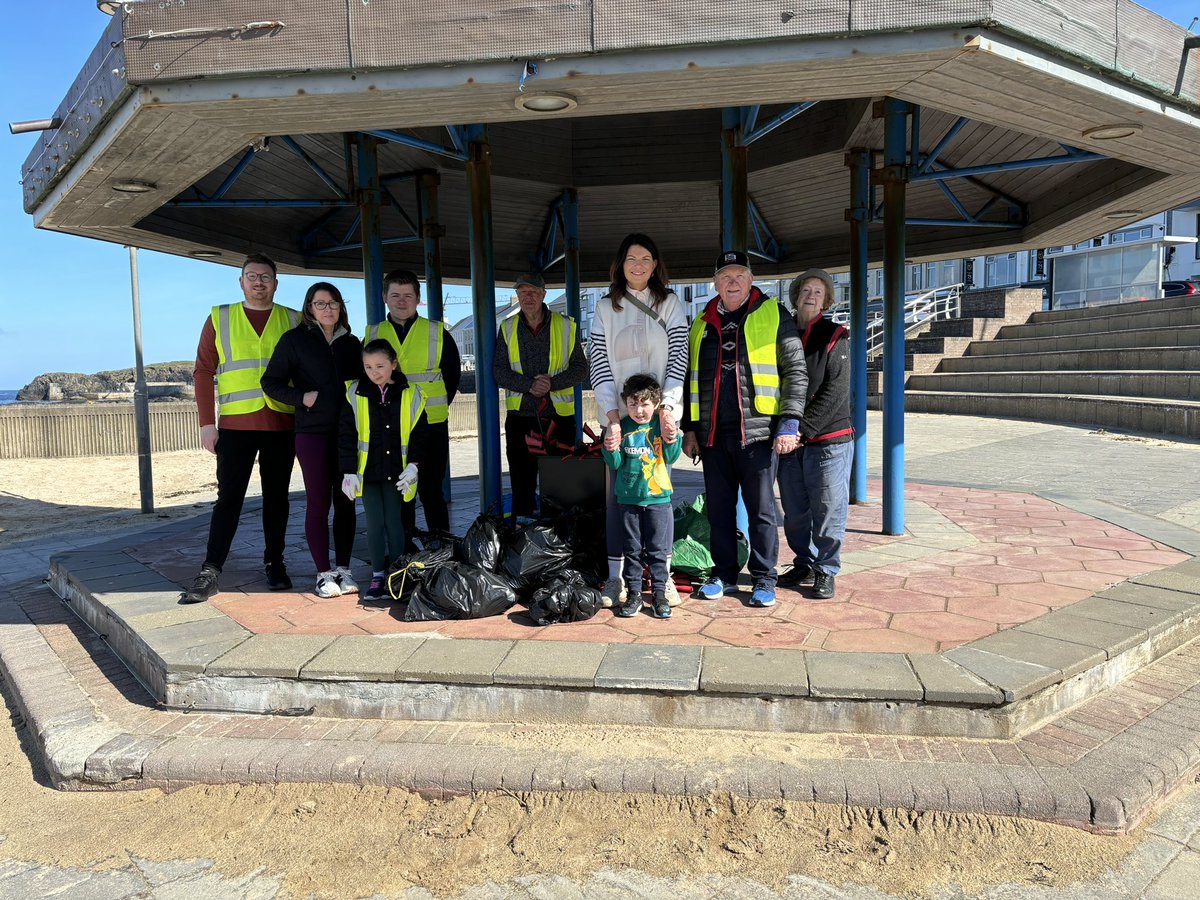 🚮 Portstewart Community Association monthly Litter pick first up on this glorious sunny Saturday! Thanks to @JoeHutchinson02 for helping out!