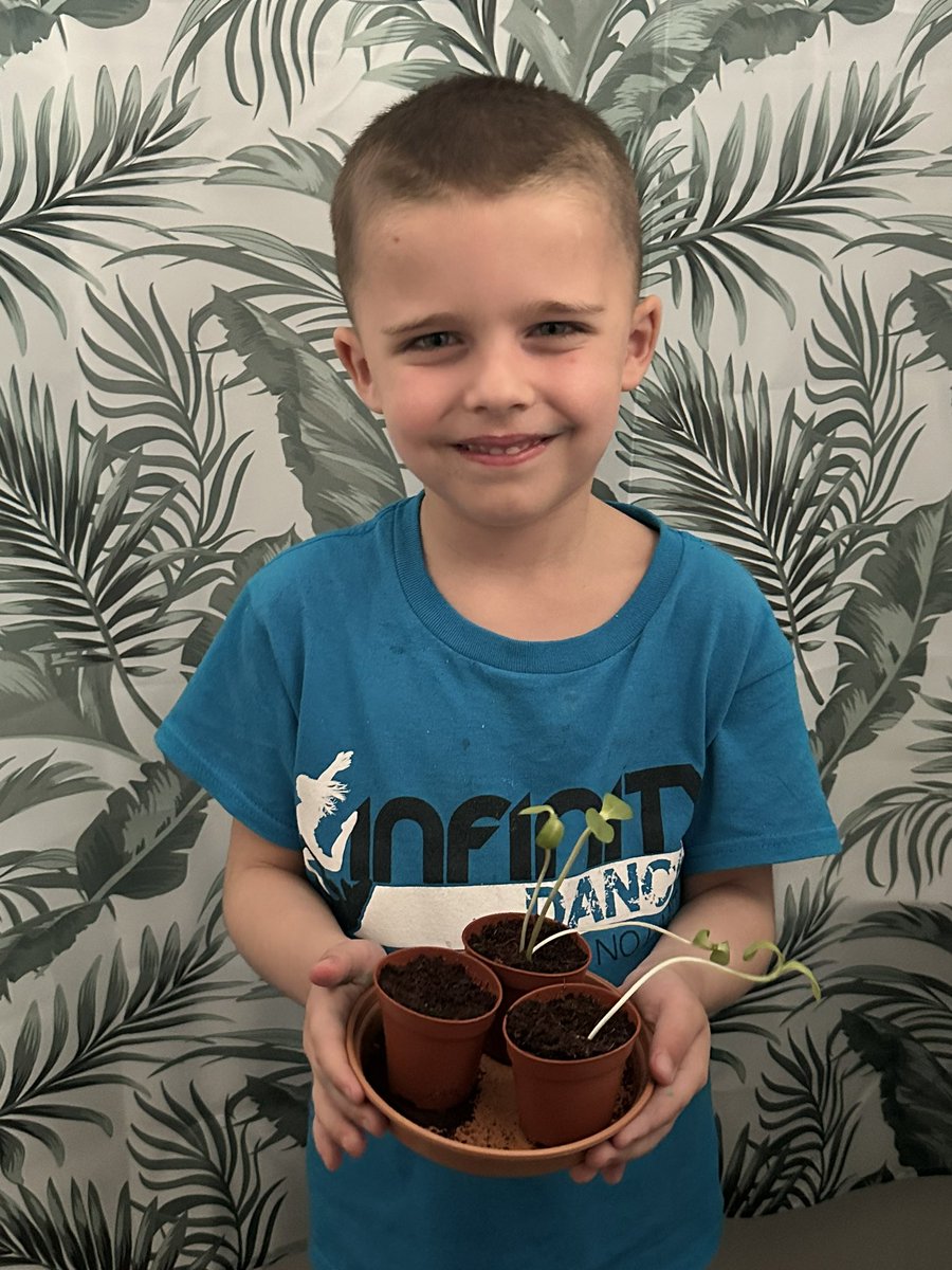 Claynes had a fantastic afternoon with @Northern_LilyGM  at the community centre in preparation for the sky gardening challenge 2024, he got to pick lots of seeds ready to plant from the seed vending machine to brighten our balcony. @MayfieldOldham  #everyoneneedsnature