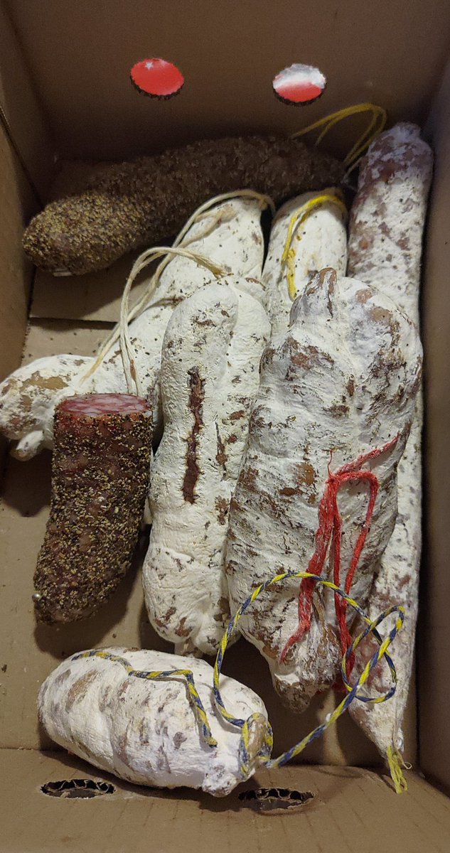 TrouDuSion's tweet photo. 8 saucissons à 9€ peut-être que je vis dans un rêve https://t.co/2JeJqks9Fv