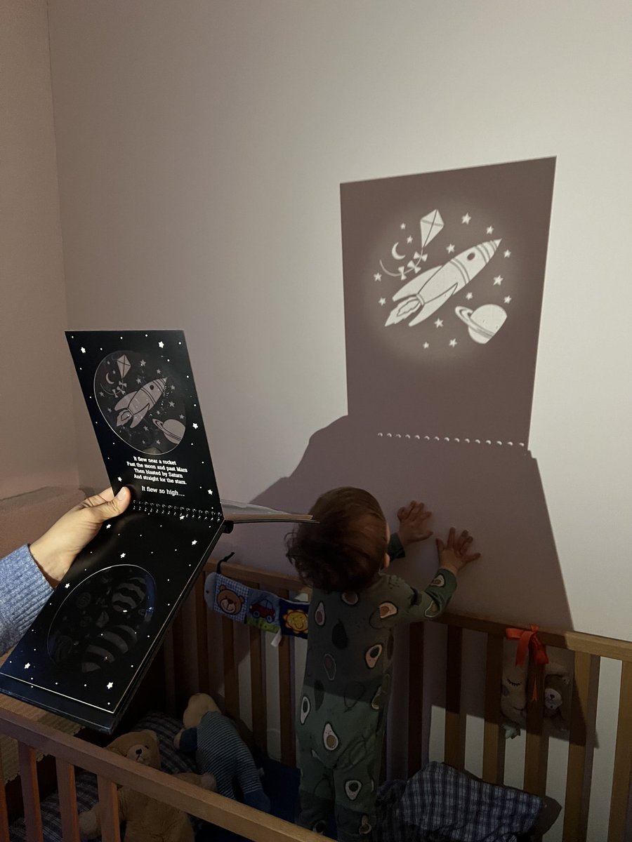 some #projectionMapping support for good-night-storytelling (: cc ⁦<a href="/WildScreens/">Ava@LivingMediArcLab</a>⁩