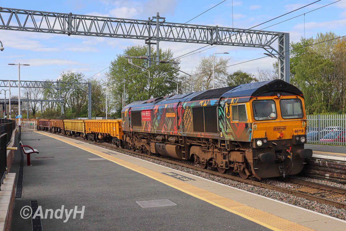 holtona72's tweet image. #SaturdayShedWatch this afternoon &amp;amp; a tricky livery to photograph successfully, i think the light was just right for @GBRailfreight 66718 'Peter, Lord Hendy of Richmond Hill' passing Kettering with 6G36 Toton North Yard to Manton Junction. #GBRF #Class66 #MML 20/4/24