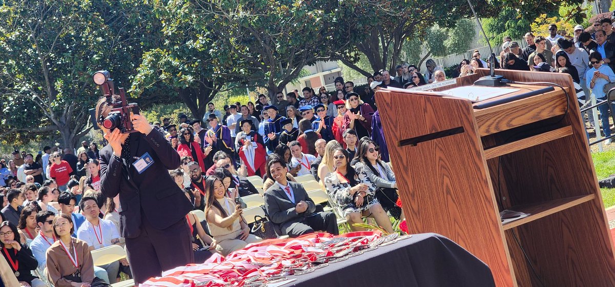 One of the best traditions of Honors Convocation @CalStateEastBay is the faculty for each college lining up to congratulate and greet their Honors students after they walk across the stage and shake Prez @CathySandeen's hand. LOVE it! @calstate @DiversityCSUEB