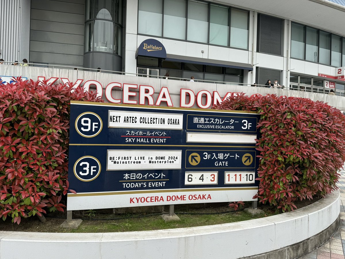 one_of_flyers's tweet photo. BE:FIRST LIVE in DOME 2024 “Mainstream” - “Masterplan”

京セラドーム
Day1終了

予定になかった
リセール参戦

やっぱり
その先の景色が見たい

東京ドームを終えた

Masterplanリリースを
目前にした

世界までまもなくの
今のBE:FIRSTを

この目で確かめたい

その一心で
京セラへ

東京ドームから
今日まで
休んでないですよ
怠けてないですよ

さらに成長した
僕たちを観てください

初っ端に
SOTAがそう言いました

その言葉通り

今日も今日とて
いや前回以上に

クオリティ
半端なかったです

なんだろう

地に足がついていて

意識した成長というのは
とんでもない

SOTAがBE:1の映像の中で
意識してなかったけど
成長していた
と話すシーンがありましたが

意識して成長する
というのはもうこの先が
計り知れない

だって
あの7人の歌唱

ライブで聴くと
凄いです

正直東京ドームより
進化してます

自分の声色
自分の歌い方
タイミング
そして自分自身と

よく向き合ってきたんだなと

そして
練習と経験と自信の
賜物

もちろん
ドームアーティストとしての
自覚も

音楽に誠実である

BE:FIRSTの
BMSGの
在り方ですが

そこに意識が加わった
BE:FIRSTは

SKY-HIがよく言う
正しい努力の仕方を実践していて

且つ
音楽そのものを楽しむ
自身の成長を楽しむ

故に進化する
を体現してくれてます

何より楽しそうだった

これが楽しくなければ
意味がないわけで

最後は楽しむ

楽しいことといえば
MANATOとRYOKIの
バースデーを祝いました

Moment の途中で

なんだかみんなはけるのが早く
RYOKI歌ってる途中だったか
音楽止まってトラブルか…
と思いました

からのハッピーバースデー

本人たちもサプライズですが
BESTYもサプライズで
一緒にドッキリなってます

あんなにとてつもない
パフォーマンスの合間に
突如現れる素のBE:FIRST

そのギャップが
また魅力で

そこから
何事もなかったかのように
パフォーマンスに戻るのは
さすがプロ

まさにMoment 
あの時だけの
特別な幸せな瞬間

今日の京セラも
東京ドーム同様
BE:FIRSTとBESTYの
距離は近かったです

5万人の東京ドーム
3万5千人の京セラドーム
RYOKIも言ってたけど
何も変わりません

隅々までBESTYがいて
その誰しもを
BE:FIRSTは
ちゃんと見えてますよと

本当に上の奥でも
ペンライトを大きく振っている
BESTYがちゃんと見えました

今日いたのは
3万5千人
お留守番で見守ってくれてる
BESTYも含め

その一人一人に
BE:FIRSTとの物語がある

今日はしみじみ感じました

ペンライトを握りしめて
じっとBE:FIRSTを見つめるBESTY

ペンライトないけど
クラップしながら楽しむBESTY

ペンライト持ってるけど
やっぱりハンズアップしちゃうBESTY

あまりの嬉しさに涙ぐむBESTY

満面の笑みを浮かべるBESTY

愛を叫ぶBESTY

いろんな想いをもって
応援しているんだろうなと

私たちはOne team
そしてFamily 

やっと見えてきた世界へ
みんなで行く

そばにいてください
LEOが言いましたが

世界へ行っても
一対一
BE:FIRSTとBESTY一人一人
の関係は変わらない

だから安心して
BE:FIRSTに世界へ行ってもらおう

JUNONが最後に話した
人生は一度きり

一度しかない人生の
今この時間を何に使うのか

そんなことを
改めて考えている

その時間を自分たちの
ライブに来ると選んでくれた
BESTYに感謝している

今日この京セラドーム公演は
一度きり

その一度きりを
観にきて良かった

そして
これからも一度きりは
毎日瞬時に訪れる

何を選び
何を決断し
何をするのか

Masterplan

大阪の2日間は
ドーム公演を喜ぶと同時に

次への新たな挑戦が始まっている

BE:FIRSTには
世界が見えている

パフォーマンス
MCからは
そう受け取った

彼らは
確実に世界を意識している

One team
BE:FIRSTだけでは成し遂げられない

共に世界へ

ついに明日
ラストを迎える

明日が終われば
また景色が変わる

夢の続きを

みんなで
見に行きましょう

#BF_DOME_Masterplan
#BEFIRST 
#BMSG