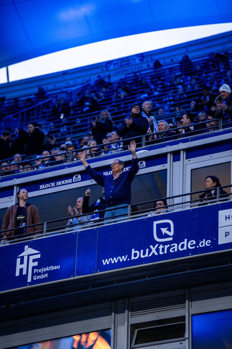 Nach seinem 90. Geburtstag heute im Volksparkstadion: Torwart-Ikone Horst #Schnoor. Gänsehaut. 💙 #nurderHSV #HSVKSV