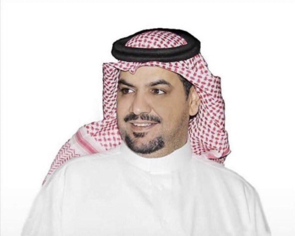 arac433's tweet photo. لم أسمع عن المهندس عيد العتيبي (أبو نايف) (أمين منطقة نجران سابقاً) رحمه الله وغفر له..(توفي قبل 5 أيام)..

إلاَّ من يذكره بخير ويترحَّمُ عليه.. ويثني على خلقه..

وكُلُّ ذلك مطابقٌ لما عرفته عنه فقد زاملته عن قرب ولم ألحظ عليه إلَّا الأمانه والصدق والإخلاص..والوضوح دون دسٍّ وغدر.!!

لم يكن (إنتهازيَّاً) رخيصاً.!!
ولم يكن غادراً خسيساً.!!
ولا  مُفترياً دنيئاً.!!

حتى بعد وصوله لمنصب (أمين ) كان ذا خلق رفيع وتواصل وحب لخدمة الآخرين 
وتفان في أداء أمانته وكان محل الثقة التي منحت له.!!
فكانت النتيجة أن (الألسن) تلهجُ بالدعاء له بالمغفرة والناس هم شهود الله في أرضه!!

رُبَّما أن من يصلُ إلى (مثل كرسيِّه) أو أقلَّ من ذلك..يمتلئ غطرسة وكبراً وتعالياً..!!
ولأجل (راحته)  يظلم ويفتري على من دونه ويستخدم (الكرسي) كدكان خاص له..!!

ولأيودي (الأمانة) التي منحت له من الدولة أيَّدها الله بإخلاص ونزاهة!!

فلا أحدٍ يذكره (بخير)..

ولايملأُ فاهُ إلَّا التُّراب.!!

ولاتلاحقه سوى اللَّعنات.!!